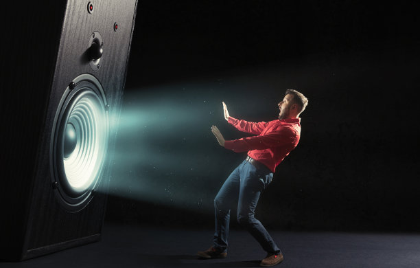 强大的声波与有趣的扬声器和尖叫的人。图片下载