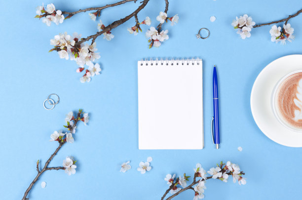 未来计划的愿望清单。用鲜花、记事本和咖啡平铺排版图片下载