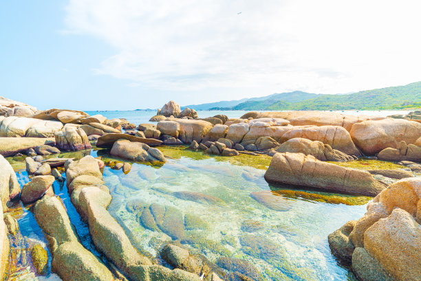 美丽的热带海滩碧绿透明的水独特的巨石，金兰芽川越南东南海岸旅游目的地，沙漠海滩没有人清澈的蓝天图片下载