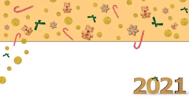 2021年圣诞快乐。米色无缝的背景。寒假甜点装饰。创意布置的姜饼，装饰和杜松枝收集孤立的光。模板设计图片下载