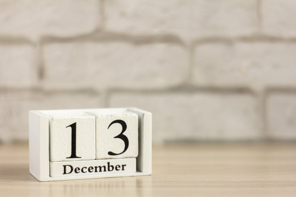 12月13日按木历。冬日，空为文字。12月的日历，在一个灯光背景。图片下载