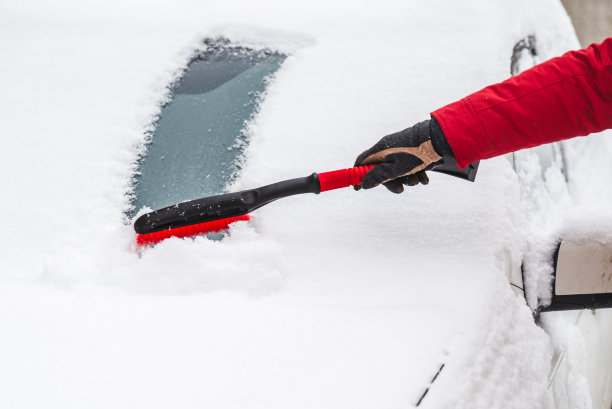 暴风雪过后，汽车被雪覆盖图片下载