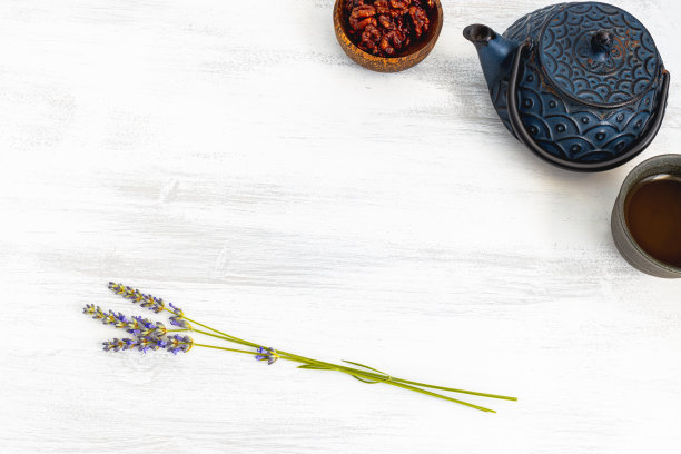 白色背景上的铁壶，复制空间，俯视图图片下载