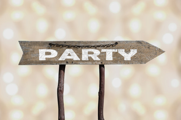 方木箭头路牌以散科为背景。图片下载