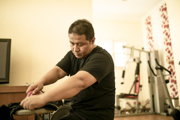 亚洲男人在熨衬衫图片下载