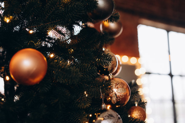 圣诞装饰品，圣诞树上的球，圣诞背景与散焦，选择性聚焦图片下载