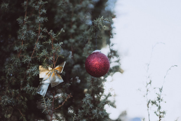 圣诞装饰品，圣诞树上的球，圣诞背景与散焦，选择性聚焦图片下载