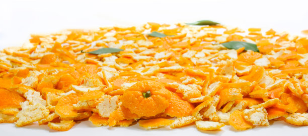 多层柑橘皮和叶子，顶部以平面为中心图片下载