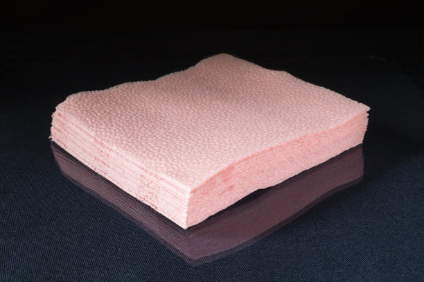 黑色背景上的玫瑰纸餐巾。图片下载