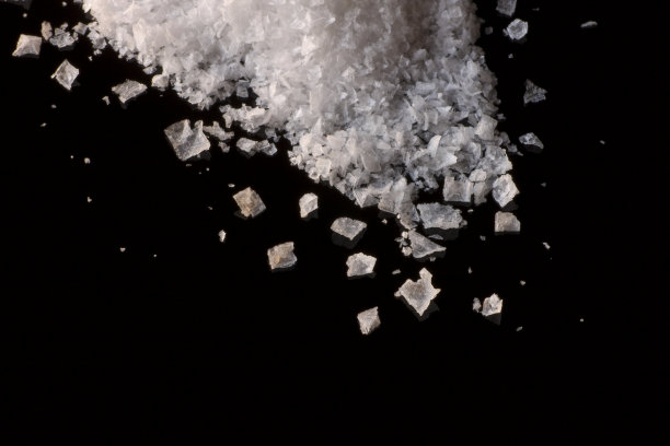 黑色的表面上有一片片酥脆的麦冬晶体图片下载