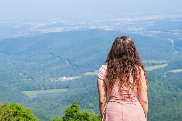 女人年轻的女孩在裙子背后看高角度的湖在雪兰多阿蓝岭阿巴拉契亚山脉在天际线上俯瞰在弗吉尼亚夏天图片下载