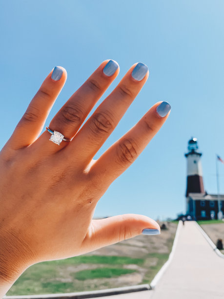 灯塔旁的订婚戒指图片下载