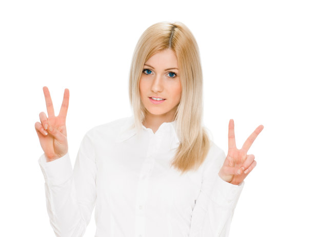 女孩举着胜利的手势图片下载