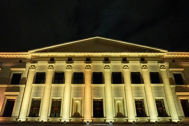 在夜晚，新古典主义风格的历史公寓的正面图片下载