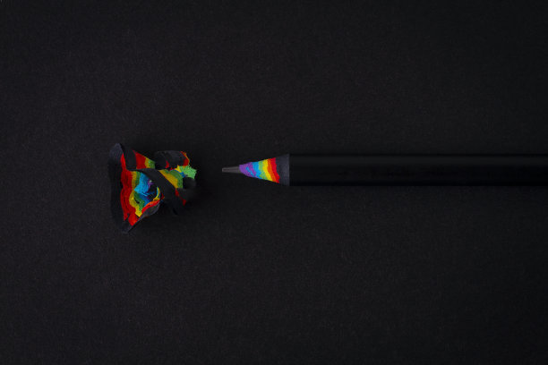 黑色铅笔，削尖，黑色背景，彩色，有刨花，水平。没有人,图片下载