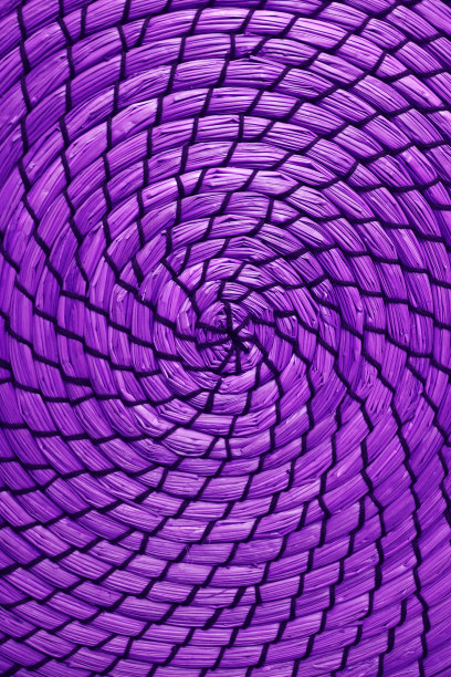 螺旋图案编织水葫芦席在鲜艳的紫色图片下载
