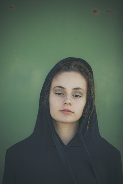 连帽的少年图片下载