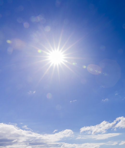 阳光与镜头耀斑在云图片下载