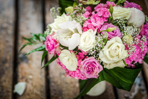 婚礼花束由粉红色和白色的玫瑰在木制的背景图片下载