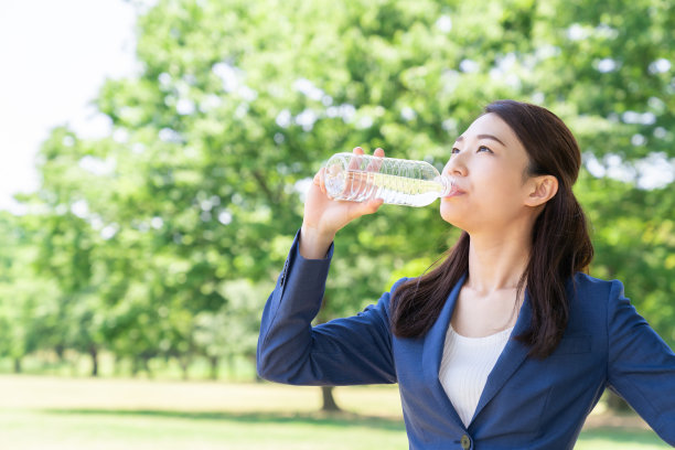 喝水的亚洲女人图片下载