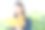 一个在户外填写日程表的亚洲女人图片下载