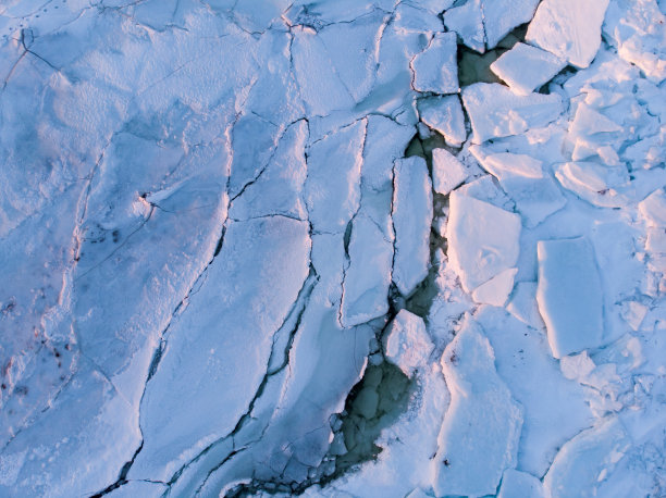 冰冻的海面上的冰块图片下载