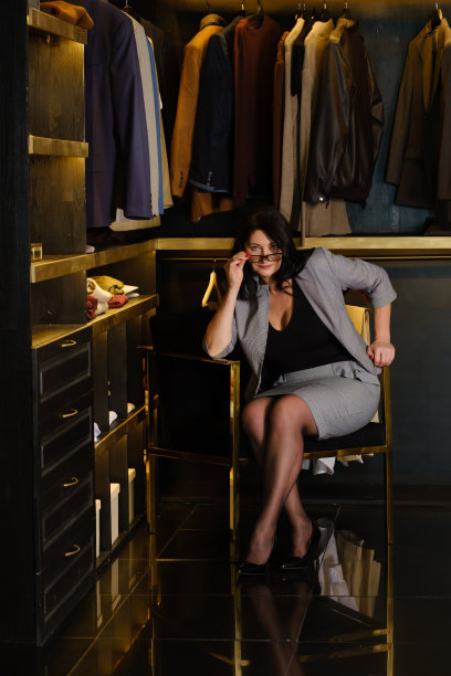 穿着严格的灰色套装的女人在更衣室里图片下载