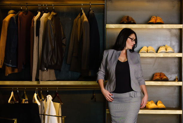 穿着严格的灰色套装的女人在更衣室里图片下载