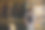 穿着严格的灰色套装的女人在更衣室里图片下载