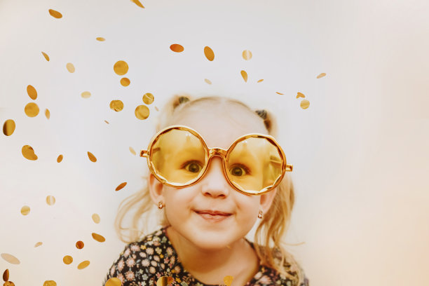 小女孩戴着金色的假面眼镜，微笑着，鬼混着图片下载