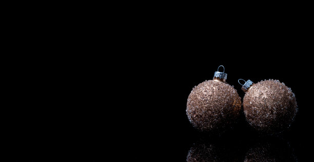 黑色背景下的圣诞舞会图片下载