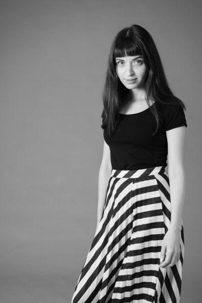 一个年轻女子的画室肖像，背景是纯黑色图片下载