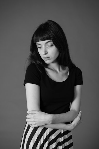 一个年轻女子的画室肖像，背景是纯黑色图片下载