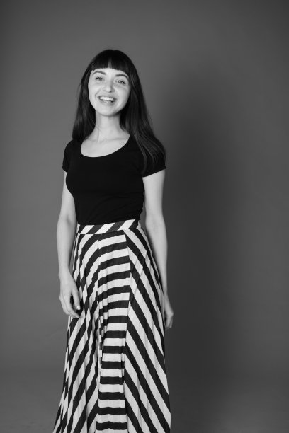 一个年轻女子的画室肖像，背景是纯黑色图片下载