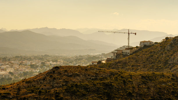 施工现场用起重机。西班牙海岸。图片下载