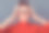 年轻女子身穿红色衬衫，戴着眼镜，孤立在灰色的墙壁上图片下载