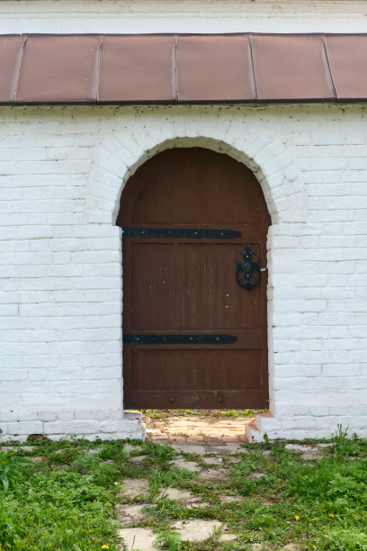 白色砖墙上的古董木门图片下载