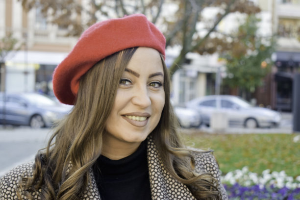 在户外戴着红色贝雷帽的女人图片下载