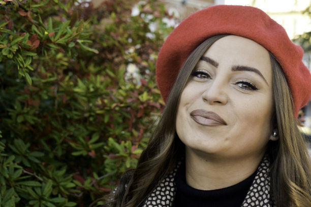 在户外戴着红色贝雷帽的女人图片下载