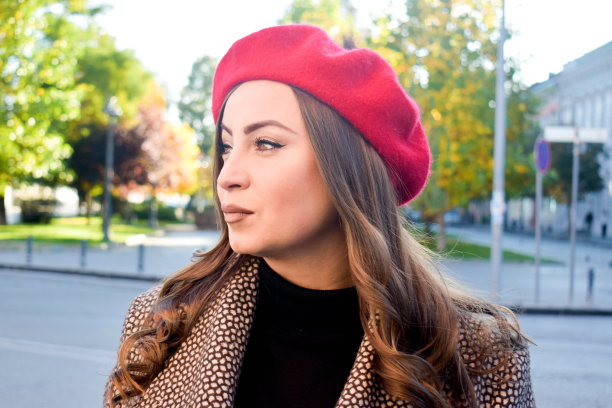 在户外戴着红色贝雷帽的女人图片下载