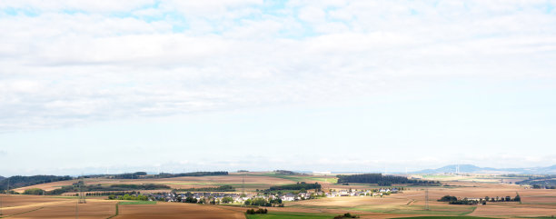Arft是德国莱茵兰-普法尔茨市Mayen-Koblenz区的自治市，在Arft周围的村庄、石南和草地景观。图片下载