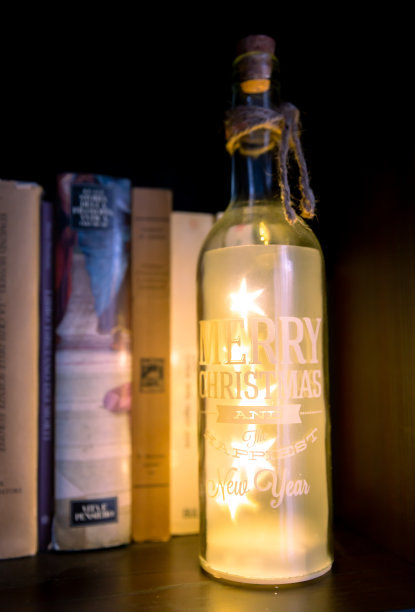 黑色书架上的圣诞灯瓶子图片下载