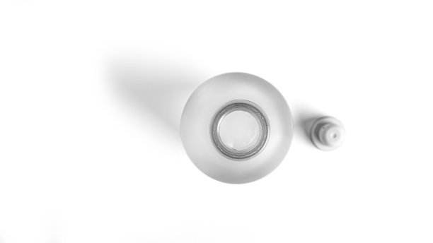 白色背景下的一瓶伏特加图片下载