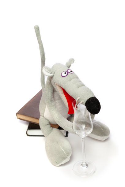 白色背景上的灰色老鼠和玻璃的软玩具图片下载