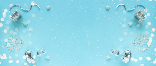 圣诞快乐和节日快乐贺卡，相框，横幅，平躺。新年。银饰与白谷和雪在蓝色的表面。寒假主题，拷贝空间图片下载