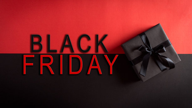 顶视图的圣诞盒子与黑色缎带上的黑色和红色背景与文字。“黑色星期五”组成。图片下载