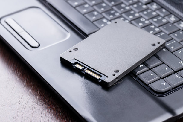 维修和升级笔记本电脑。笔记本电脑上的新固态硬盘。电脑维修服务理念。笔记本电脑存储系统故障图片下载