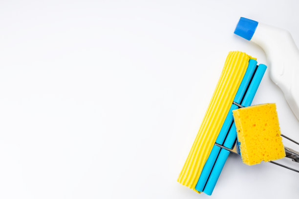 家务清洁供应与复印空间隔离。以上的观点。影棚拍摄。海绵拖把和清洁清洁剂图片下载