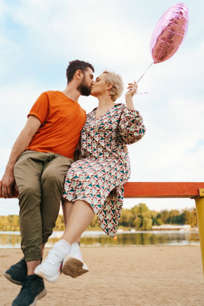 美丽幸福的情侣接吻图片下载