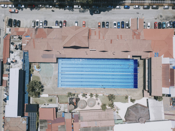 无人机的视角直接在游泳池上方有泳道图片下载